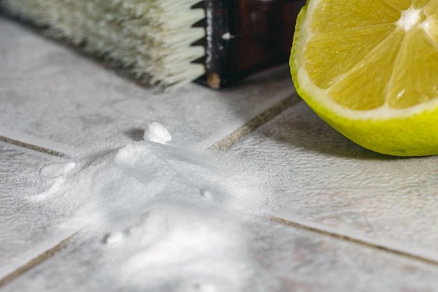 Jedním z nejlepších způsobů, které můžete zvolit na čištění spár je odstranění špíny pomocí jedlé sody.