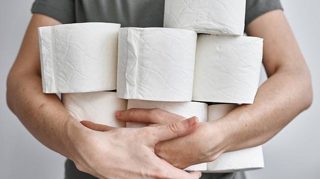 Kam na toaletě nikdy nedávat toaletní papír?