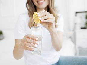 Pijte teplou vodu s citronem, je to ideální pro hubnutí po padesátce.