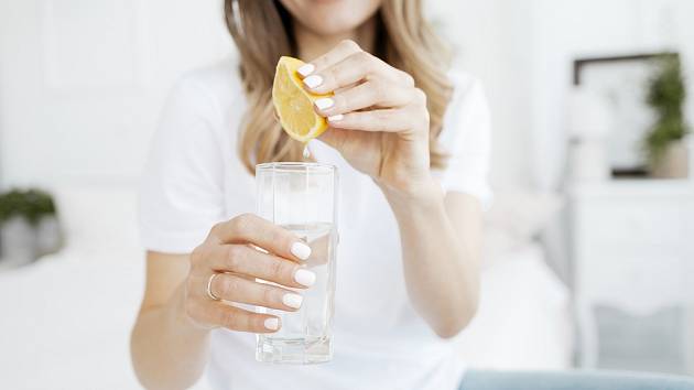 Pijte teplou vodu s citronem, je to ideální pro hubnutí po padesátce.