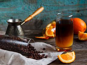 Káva s pomerančovou šťávou je nejlepší na ledu!