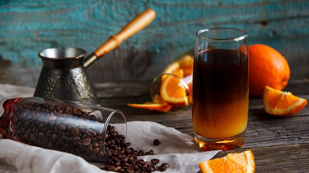 Káva s pomerančovou šťávou je nejlepší na ledu!