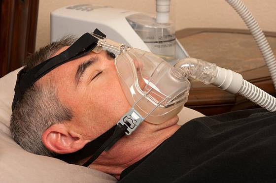 Přístroj usnadňující dýchání ve spánku.