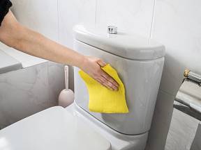 Součástí úklidu je i očištění nádržky toalety.