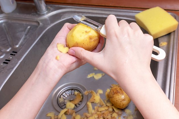 Je ověřené, že slupky s bramborovým škrobem zbavují povrch nečistot.