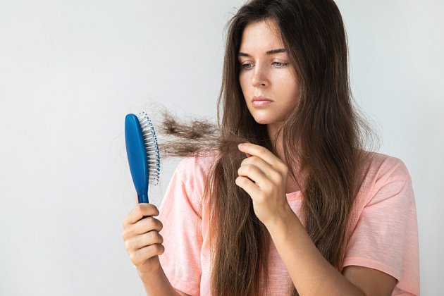Nedostatek železa se může projevit i zhoršenou kvalitou vlasů.