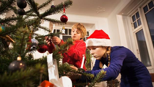 Zdobení vánočního stromečku milují hlavně děti.