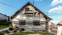 Rekonstrukce staršího domu může být zdlouhavá a nákladná.