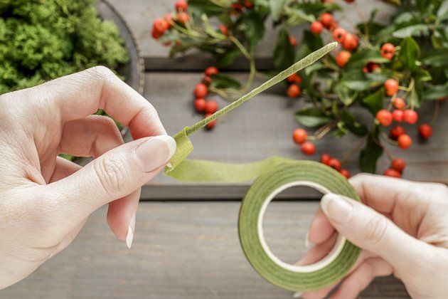 Zelená gutaperčová páska vám pomůže přikrýt drátek