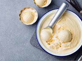 Domácí zmrzlinu vyrobíte snadno i bez zmrzlinovače.