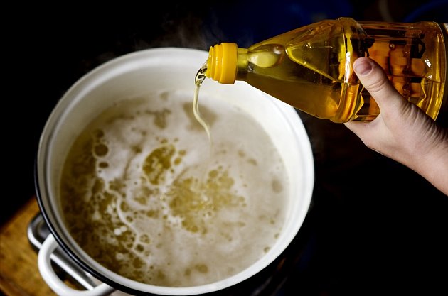 Olej při vaření těstovin.