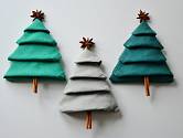 Ubrousek poskládaný do tvaru stromku je půvabnou i užitečnou ozdobou vánočního stolování