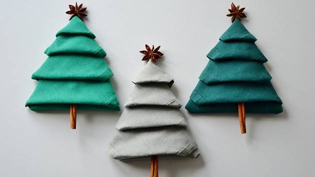 Ubrousek poskládaný do tvaru stromku je půvabnou i užitečnou ozdobou vánočního stolování