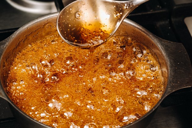 Působením tepla dojde ke karamelizaci a obyčejný bílý cukr se rozpustí.