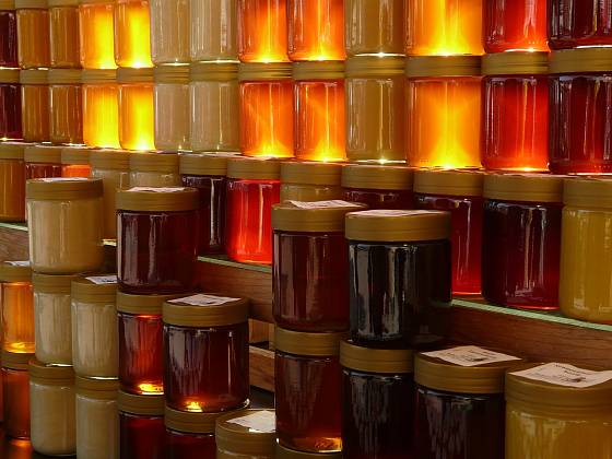med má mnoho barev a odstínů
