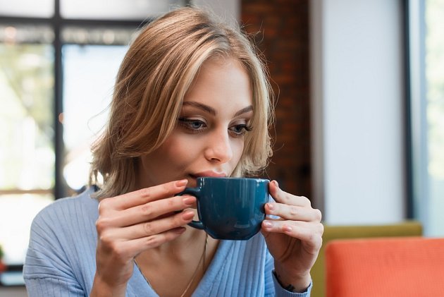 Tři až čtyři šálky kávy denně jsou pro zdravého dospělého člověka bezpečné.