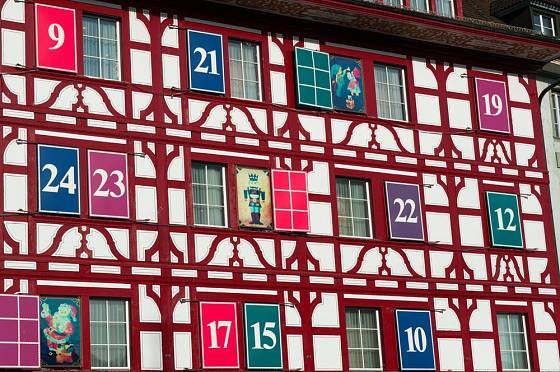 Budova ve švýcarském Lucernu vyzdobená jako adventní kalendář.