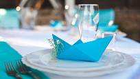 Lodička z papíru může oživit slavnostně prostřený stůl třeba i svatební hostinu.