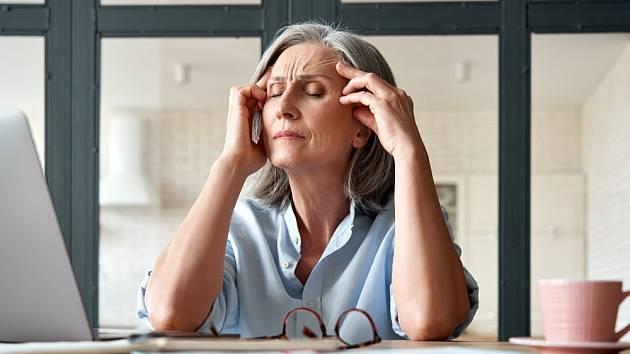Bolest hlavy a ztráta rovnováhy mohou být příznakem mrtvice.