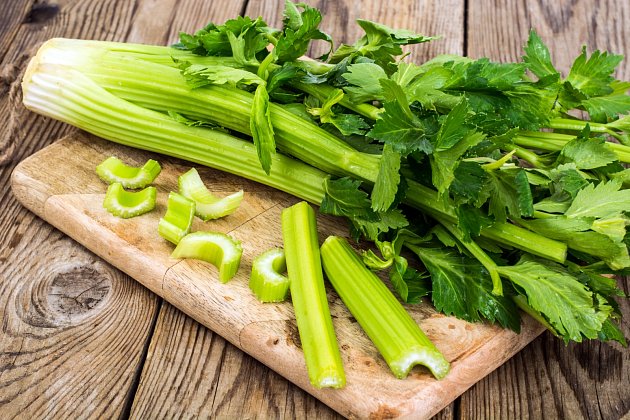 Dalším druhem je celer řapíkatý, z něhož se používají nadzemní šťavnaté řapíky s listy, nemá podzemní bulvu a roste podobně jako jarní cibulka.