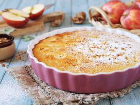 V kulaté formě vypadá jablečný koláč o něco svátečněji, upéct ho však můžete i na klasickém plechu.