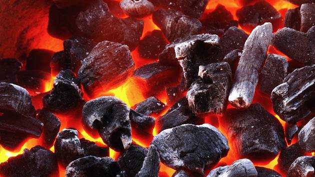 Dřevěné uhlí si můžete vyrobit i doma.