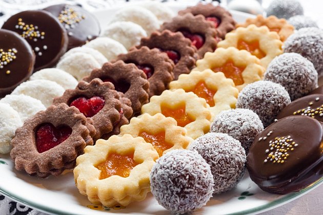 Vánoční cukroví můžeme přizdobit marmeládou, kokosem či cukrovými perličkami.