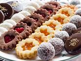 Vánoční cukroví můžeme přizdobit marmeládou, kokosem či cukrovými perličkami.