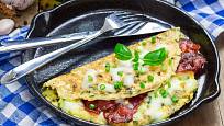 Slanina a vejce, oblíbená tradiční kombinace v omeletě