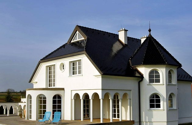 Tmavé odstíny střech jsou velice žádané. Na obrázku střešní krytina Bobrovka s povrchovou úpravou glazura Amadeus černá.