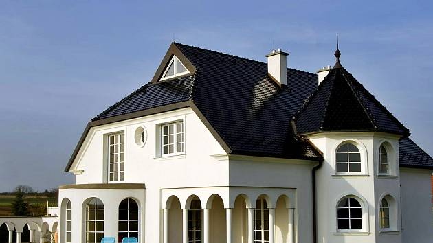 Tmavé odstíny střech jsou velice žádané. Na obrázku střešní krytina Bobrovka s povrchovou úpravou glazura Amadeus černá.