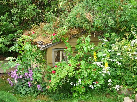 Dokonale maskovaný zahradní domek.