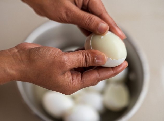 velkou roli při zbavování skořápky hraje i stáří a kvalita vajec. Zatímco mladší kousky jsou chuťově zajímavější (mají hustší konzistenci), při loupání je s nimi větší potíž. Lepší jsou proto vejce  7 – 10 dní stará…