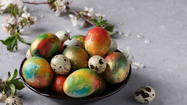 Krásně mramorovaná mohou být i vaše velikonoční vajíčka. 