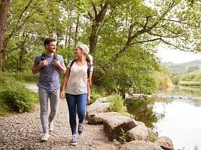 Relaxační procházka podél řeky pomůže i psychickému zdraví.