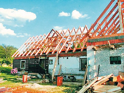 Nový krov už sedí na stavbě půdorysu „L“, vpravo zakončený dílnou