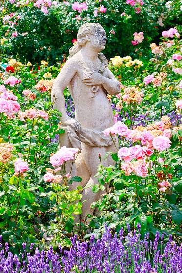 Do některých typů zahrad se hodí také sochy.