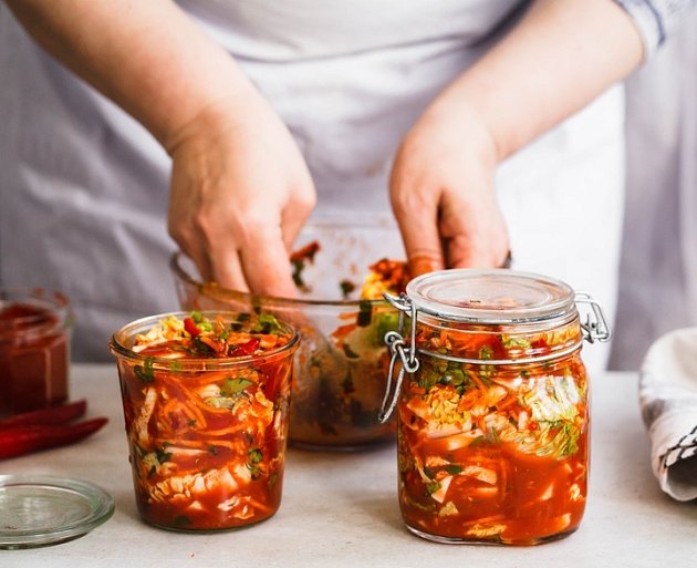 Příprava zeleninové směsi kimchi a cukemono je velmi podobná
