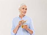 Proč by ženy po padesátce měly pít každý den sklenici vody se lžící medu?