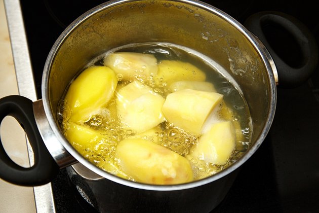 Klasikou je vaření brambor ve vodě.
