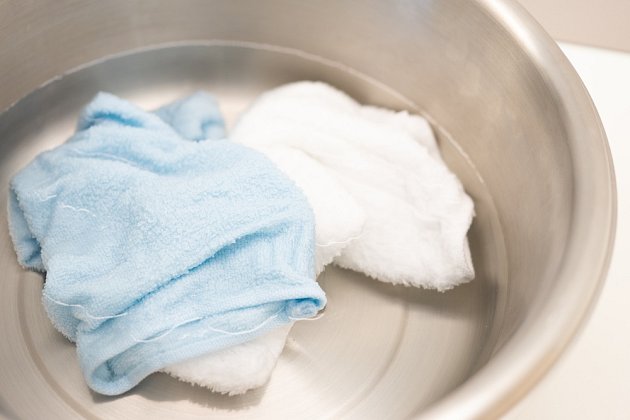 Použití zábalu z ručníků či prostěradel namočených v chladné vodě je metoda stará, ale velmi účinná.