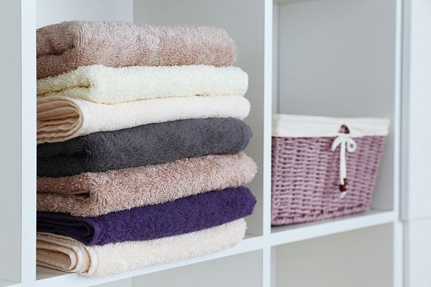 Různobarevné ručníky oživí koupelnu a pomohou rozlišit, komu který patří.