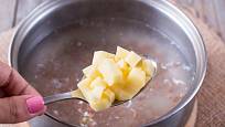 Se záchranou přesolené polévky pomůže přidání syrových brambor.