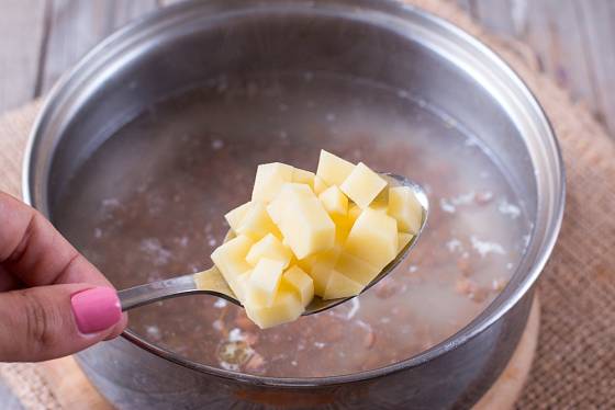 Se záchranou přesolené polévky pomůže přidání syrových brambor.