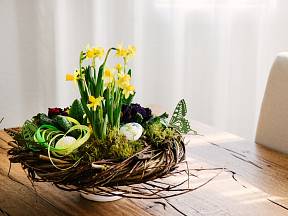Jak vkusně a něžně ozdobit na jaře hrob? Vytvořte krásné jarní hnízdo.