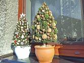 Vlastnoručně vyrobené vánoční stromečky jsou originální dekorací.