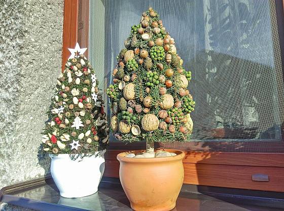 Vlastnoručně vyrobené vánoční stromečky jsou originální dekorací.