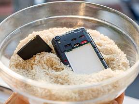 Rýže dokáže vytáhnout vodu a vlhkost i ze zatopeného telefonu