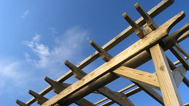 ideální pro stavbu pergoly jsou dřevěné hranoly