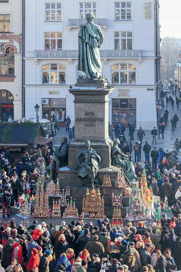 Na soutěž szopkařů se chodí dívat celé město. Kromě kostelů se nejčastěji staví krakowská brána Barbakán a tržnice Sukiennice vyzdobené lesklým papírem a stužkami.